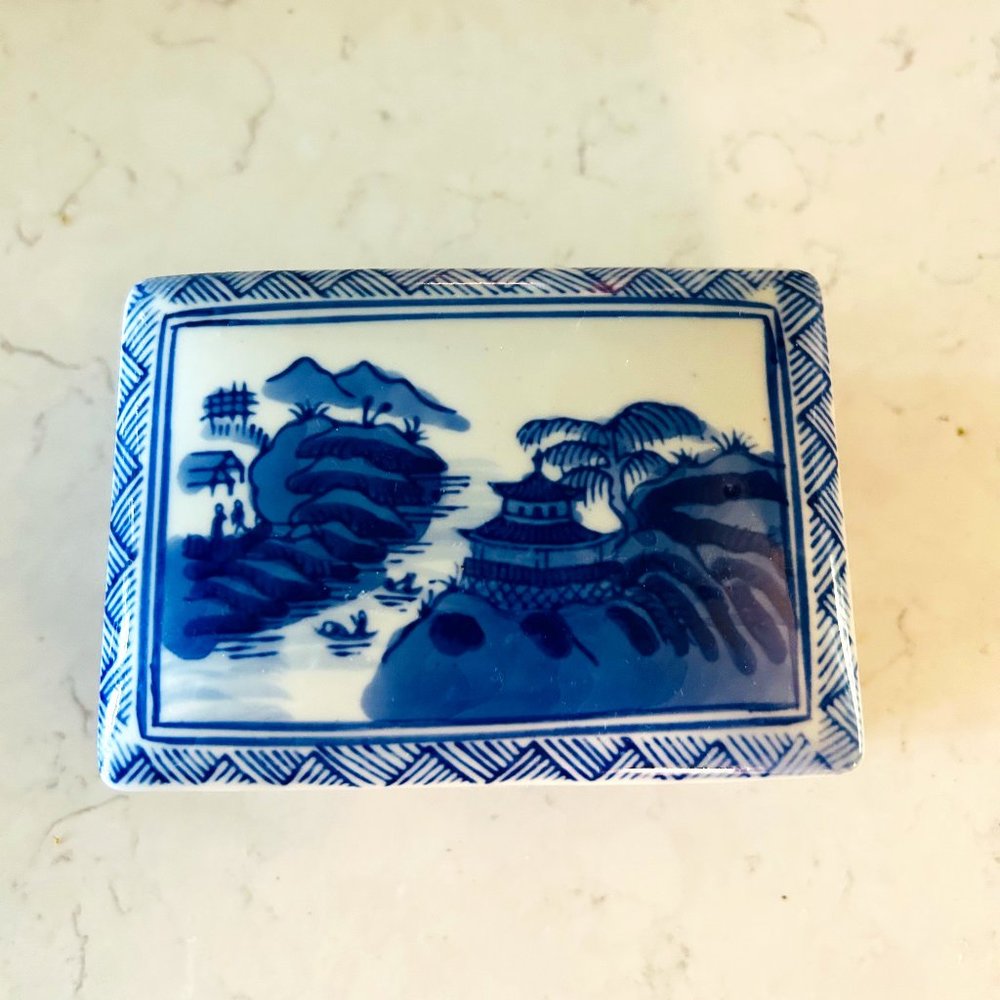 Vintage Chinese Blue and White Porcelain Dresser Box with Lid